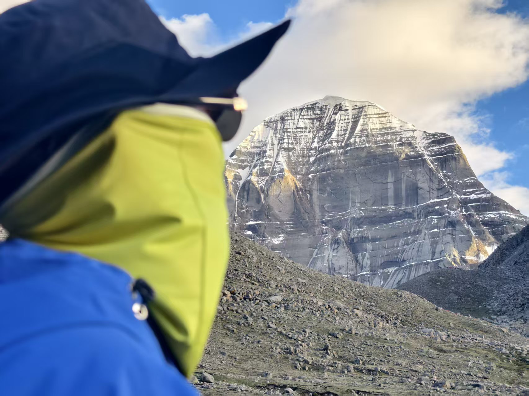 雪山前的旅行者